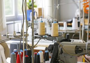 Garnrollen auf Nähmaschine